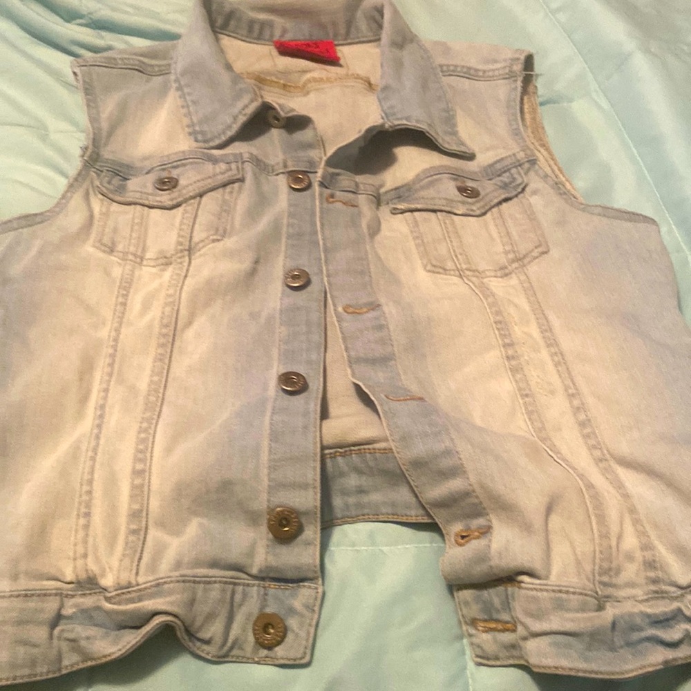 Cute vintage look Jean vest.